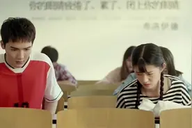 女孩抬头瞬间，帅哥看呆了一下，女孩却被长发帅哥吸引了视频封面