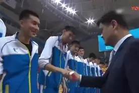 全运会男篮颁奖搞笑一幕！姚明：周琦和郭艾伦你俩先把拉链拉上视频封面