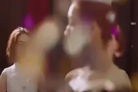 校花得到了校花大赛冠军，但她发现校草看的是丑女视频封面