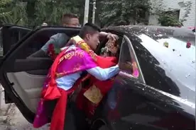 真人真事 新郎抱着新娘上婚车 撒娇的不像样子视频封面