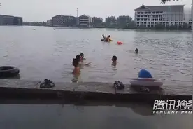 高温来袭市民人工湖裸泳惹争议视频封面