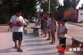 泰安：社区孩子学篮球 丰富暑期体育生活图片