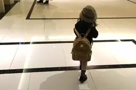 当一个男人左拥右抱两个美女出现在kitty乐园时........图片
