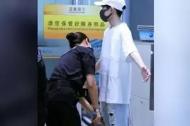 明星过安检，蔡徐坤乖巧，王俊凯无奈，千玺搞笑，最后一位在撩妹视频封面