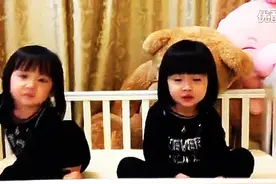 妈妈陪双胞胎姐妹做游戏，这表情太到位啦！对话笑翻了图片