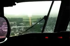 飞行员视角：客机在暴雨中降落，突然什么都看不见，果断复飞！图片