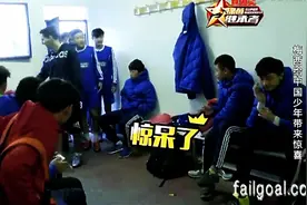 要踢球先做人！梅西更衣室友善握手 中国小将稳坐“耍大牌”图片