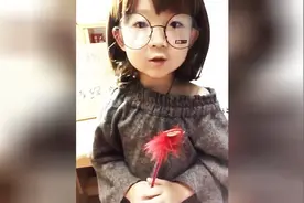 5岁小孩穿姐姐裙子男扮女装，教大家诗歌，最后笑的真可爱图片