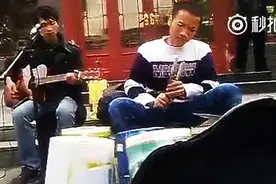 牛人街头翻唱《喜欢你》 架子鼓敲的我给满分！图片