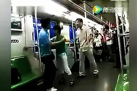 俩二货打架被恶搞，配上解说真是另类搞笑啊！图片