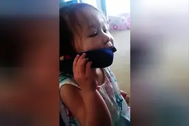 古灵精怪！5岁小萝莉拿鞋当电话，一本正经的通话，笑死了图片