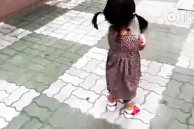 萌化了的小女孩假装在生爸爸的气，和爸爸斗气太可爱了图片