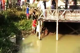 悲剧发生了，国外一捕鱼人被电倒在河里图片