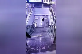 滚楼梯的最高境界，大写的疼。图片