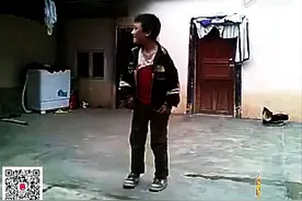 看呆了！简直天才！大山里小孩跳迈克舞蹈！图片