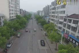 航拍整修中的石首市东方大道视频封面