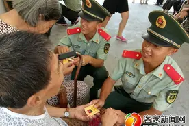 瑞金武警官兵20年关爱孤寡老人 谱写军民鱼水情深佳话图片