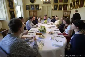 教皇与13名青年共进午餐，教皇餐是啥样？图片