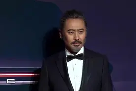 吴秀波晒照工作中度过50岁生日 时隔1年再更博称“感恩”视频封面