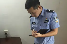 南充市民江边夜钓 “大鱼上钩”竟是一颗手榴弹图片
