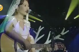 别人家的婚礼现场，别人家的新娘轻轻吟唱《我要你》好甜蜜啊！视频封面