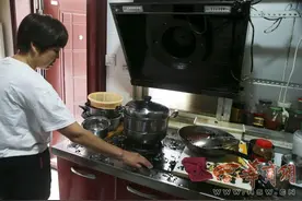“嘭”的一声 面刚下锅抽油烟机竟然炸了图片