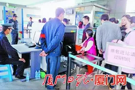 BRT安检机检出违禁品 液体需饮一口后方可进站图片