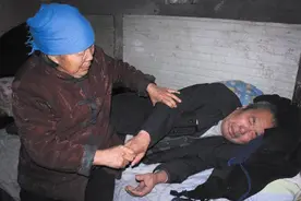 乌鲁木齐：七旬老太靠卖开水照顾偏瘫老伴十年图片