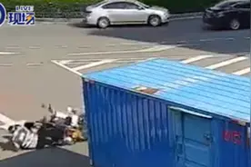 “疯狂”的三轮车！逃跑拒检又撞警车视频封面