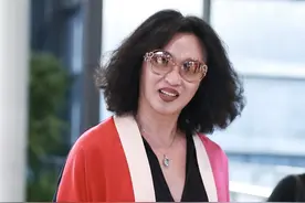 中国舞蹈家金星，51岁了，神采奕奕！精通法语英语等多国语言！图片