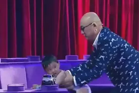 2岁萌娃从不肯穿衣服，孟非主持生涯就这样被他断送了！视频封面