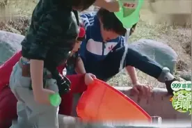 Kimi打水掉进水池，摄影师手疾眼快迅速捞起，真是太惊险了！视频封面