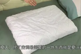 原来空调被要这么折叠才正确，叠了20多年才知道，被子也能变抱枕