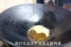 苗大姐做早餐，鸡蛋面条，加上辣椒呼噜呼噜面汤吃光光