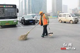 长沙环卫工人：一天扫了5簸箕车窗抛物图片