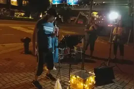 香港大叔街头演唱beyond《不再犹豫》，唱到一半整个广场大合唱！