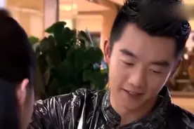 小伙带女友逛商场摸了下包包，服务员-这包一万九！小伙怒了视频封面