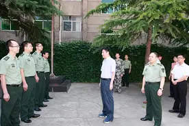 市党政军领导看望慰问驻铜部队官兵和优抚对象图片