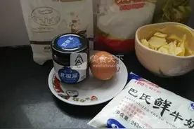 蓝莓辫子面包图片