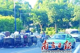 垃圾车“列阵”聚德西 居民受恶臭+拥堵困扰图片
