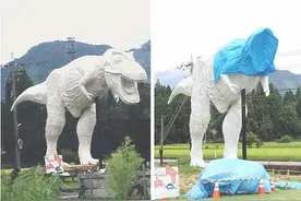 日本福井一恐龙雕塑头部掉落样子吓人 疑被腐蚀图片