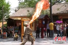 奇人练绝技喝煤油喷出7米火龙 后继无人面临失传图片