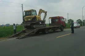 路政员及时制止履带车上路行驶图片