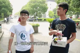 好基友双手残废，你愿意帮他上厕所吗？图片