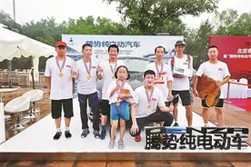 腾势为平板支撑挑战赛“充电”图片
