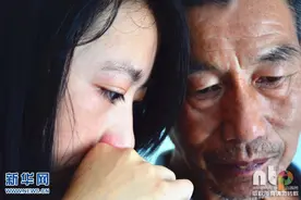 老汉卖柴18年养大弃婴 女儿考上大学不舍离别图片
