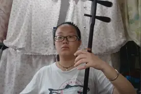 女学生二胡独奏，拉的确实不错！图片