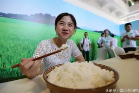 90后美女狂吃八斤白米饭，没有配菜图片