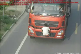男子为躲避摄像头拍摄，让朋友趴在车牌上，让我把节操献给你图片