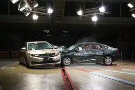 吉利帝豪GL完成车对车 90°角“全球第一碰”图片